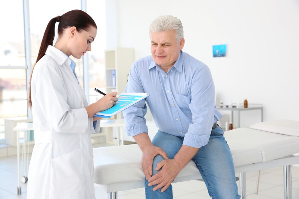 Un médico prescribe un tratamiento a un paciente con artrosis de la articulación de la rodilla.