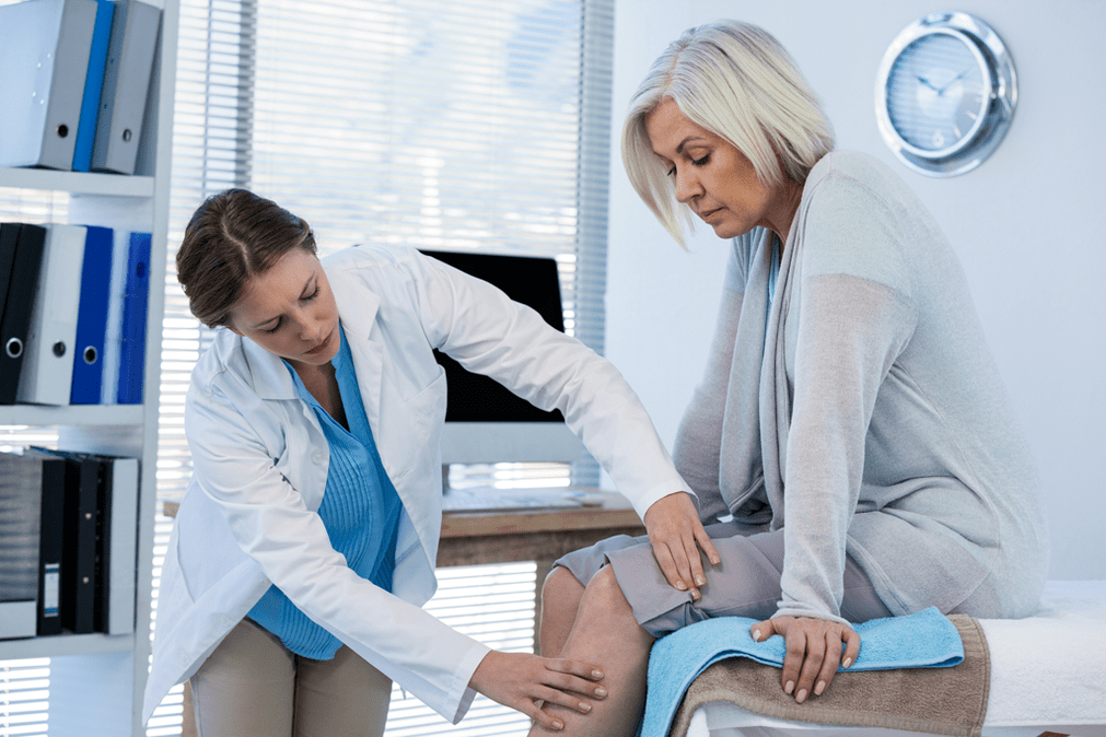 Un paciente con artrosis que necesita terapia en una cita con el médico.